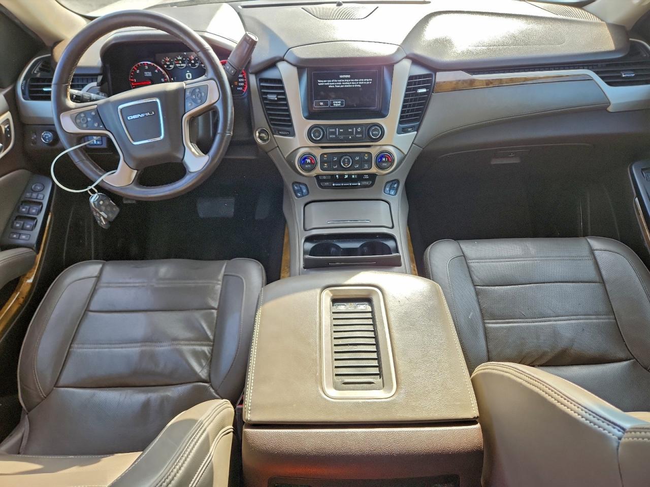 GMC Yukon Denali Image 12