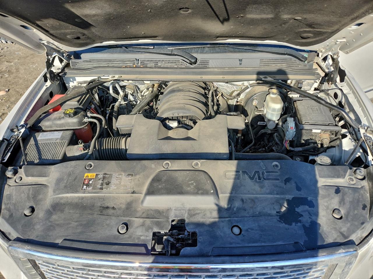 GMC Yukon Denali Image 8