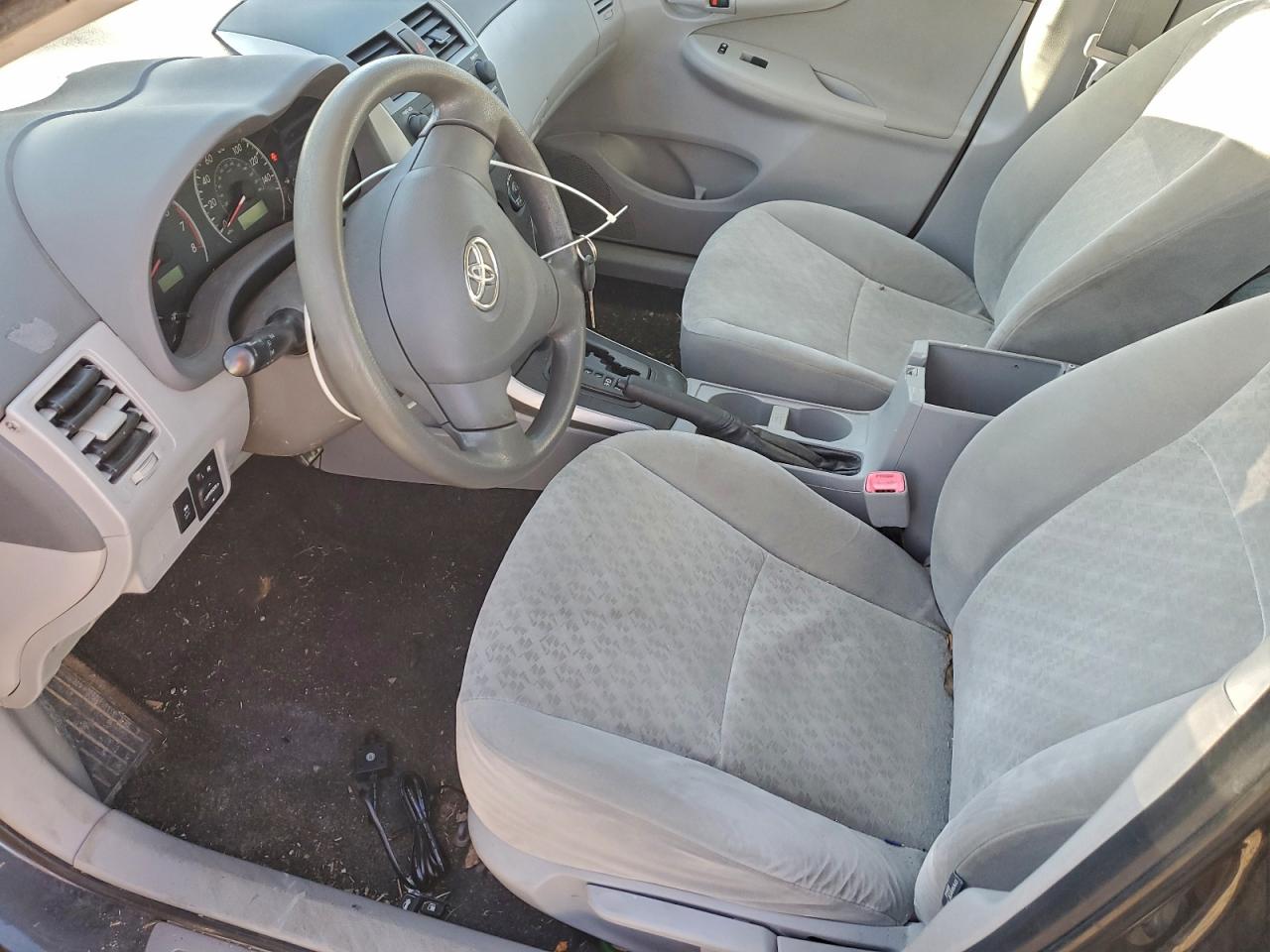 Toyota Corolla Base Image 8