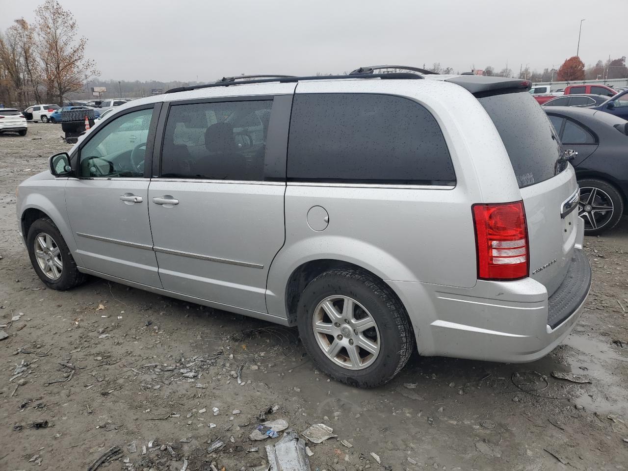 Chrysler Minivan Touring Image 3