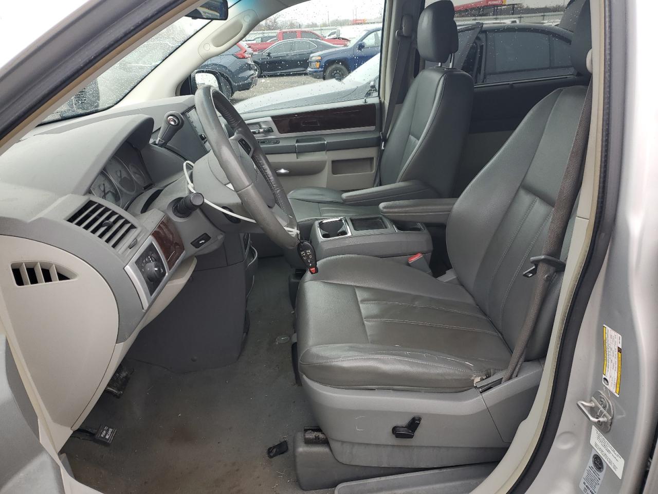 Chrysler Minivan Touring Image 9