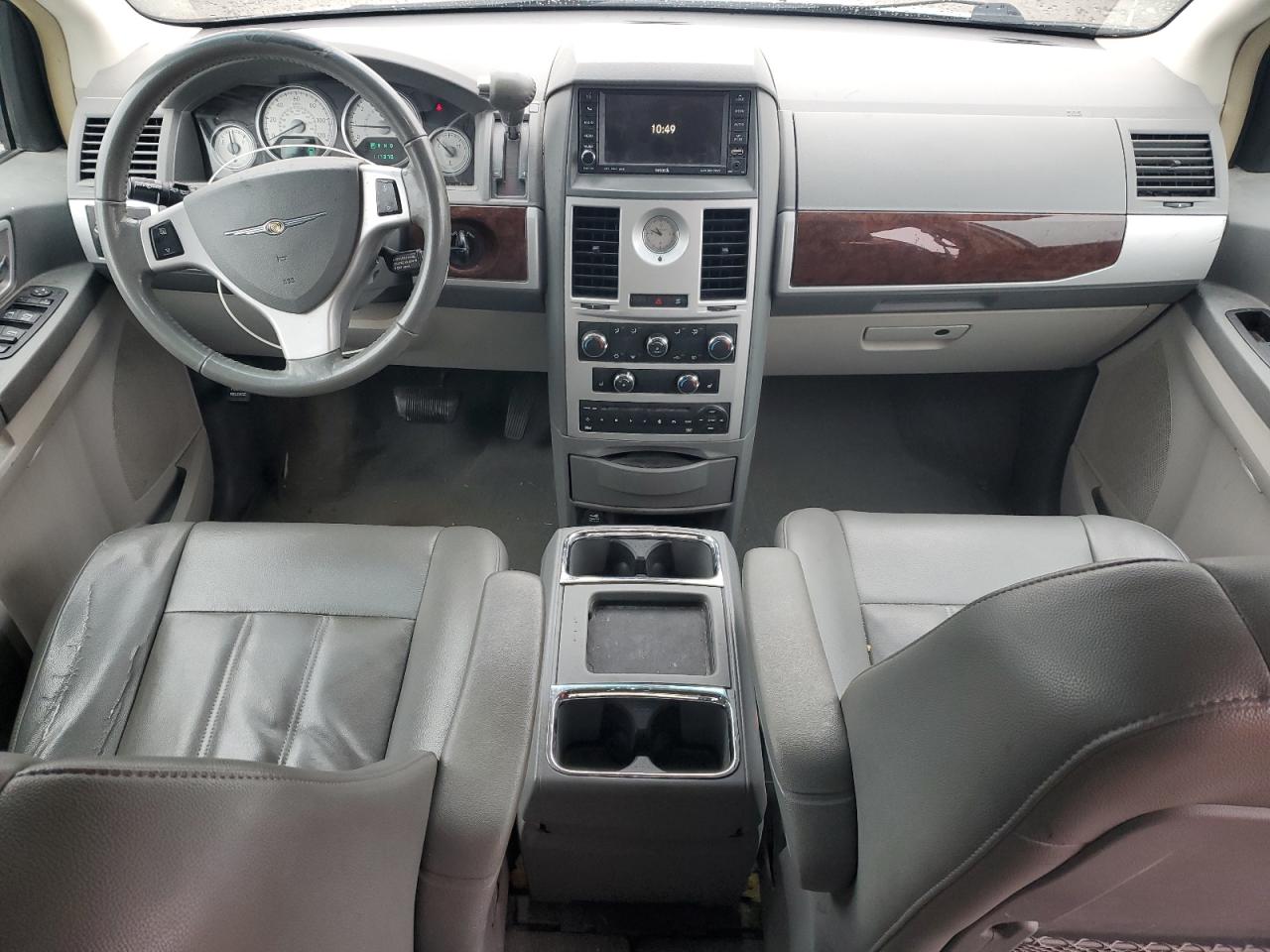 Chrysler Minivan Touring Image 7