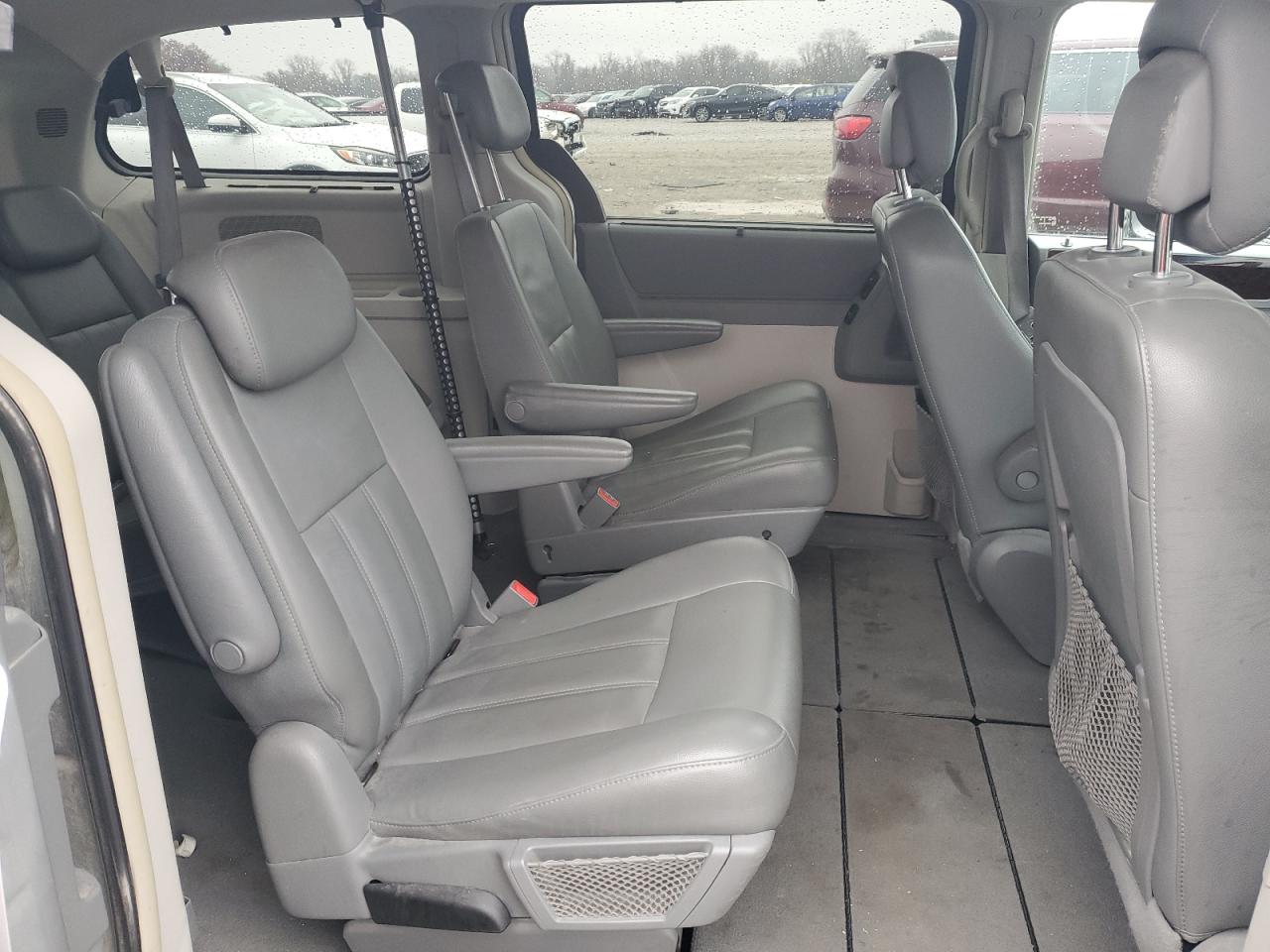 Chrysler Minivan Touring Image 8