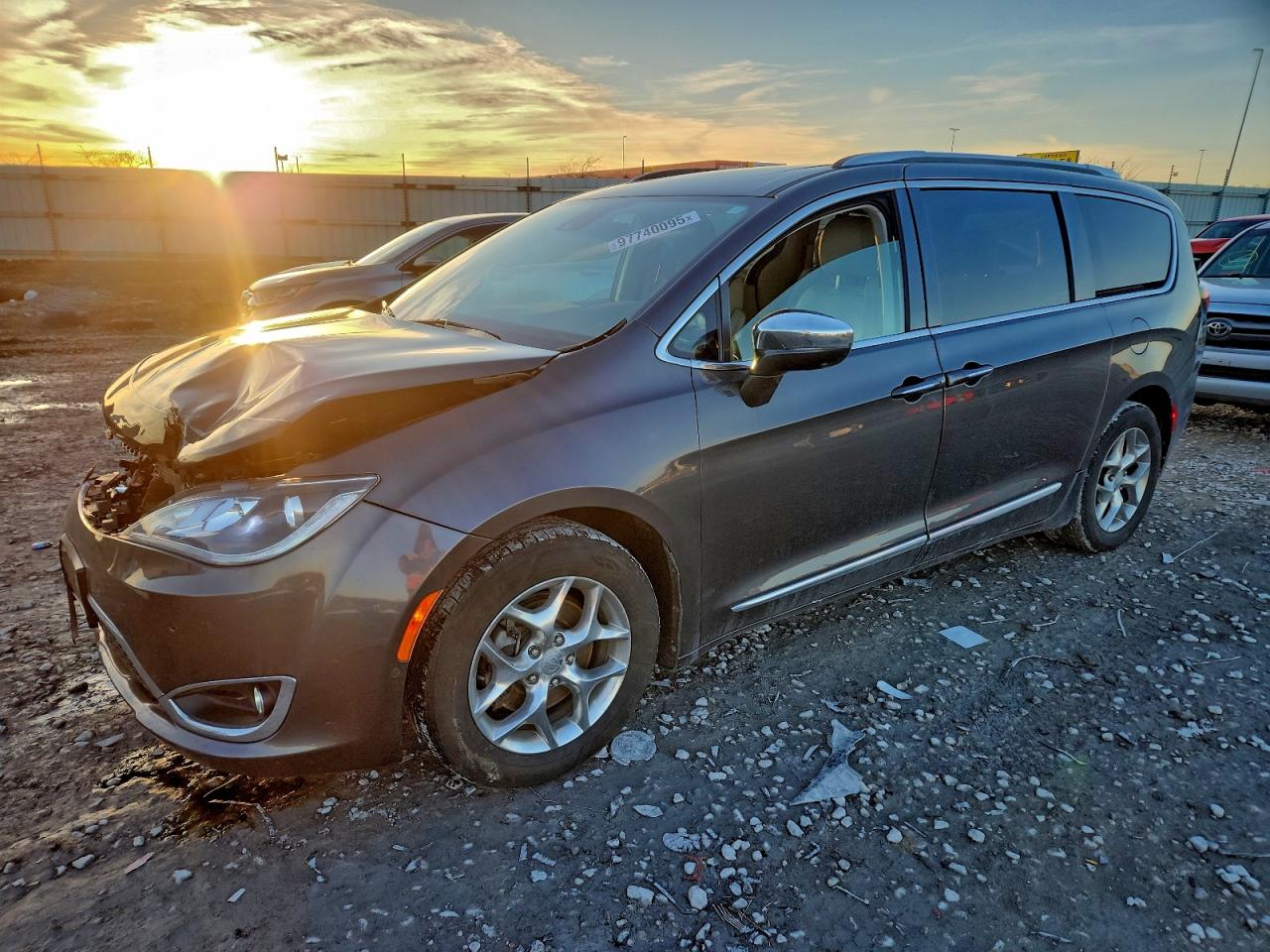 Chrysler Pacifica Limited Image 1