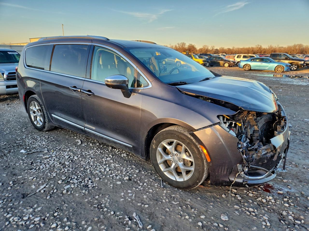 Chrysler Pacifica Limited Image 11