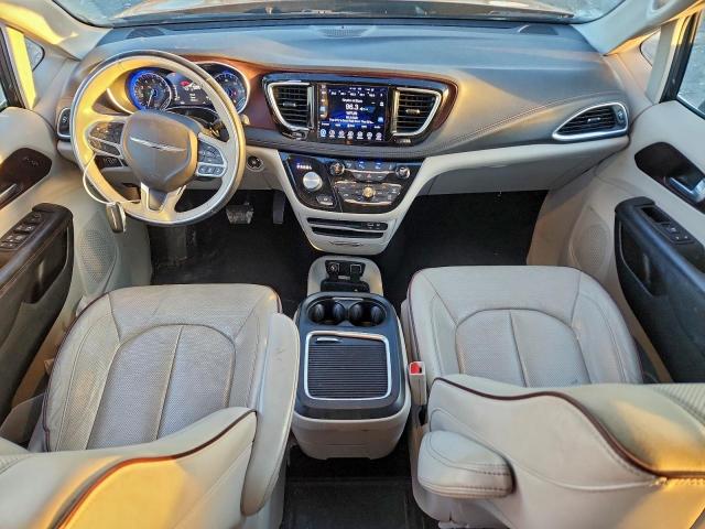 Chrysler Pacifica Limited Image 3