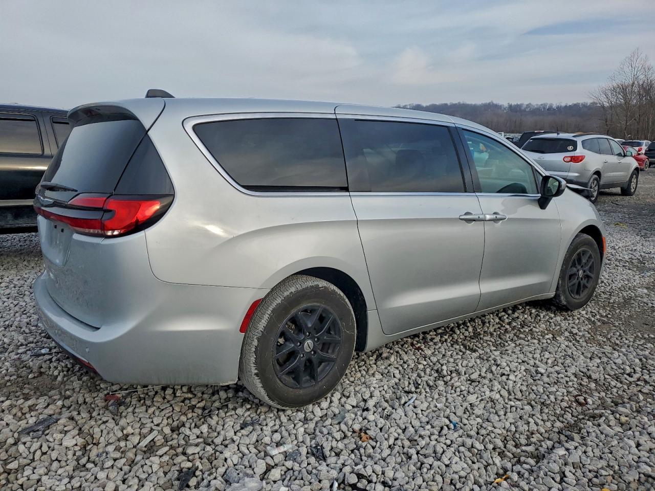 Chrysler Pacifica Touring L Image 4