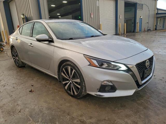 Nissan Altima Platinum Image 2