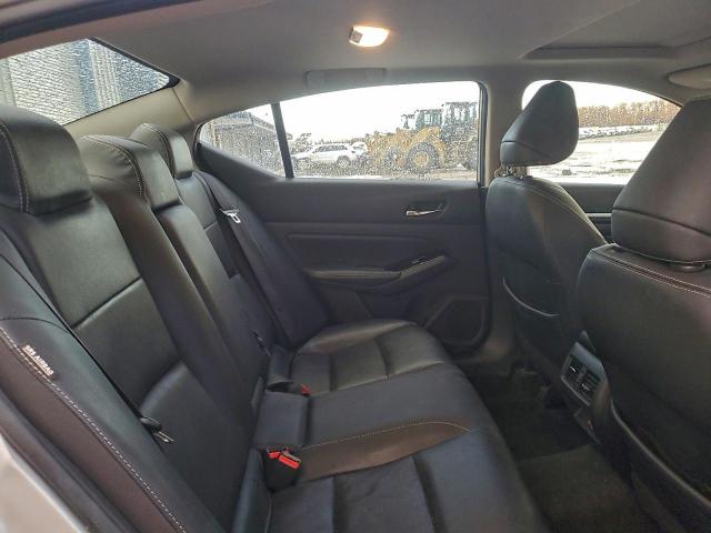 Nissan Altima Platinum Image 10