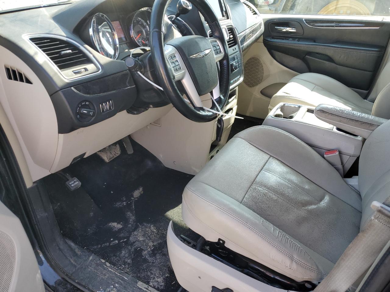 Chrysler Minivan Touring Image 12