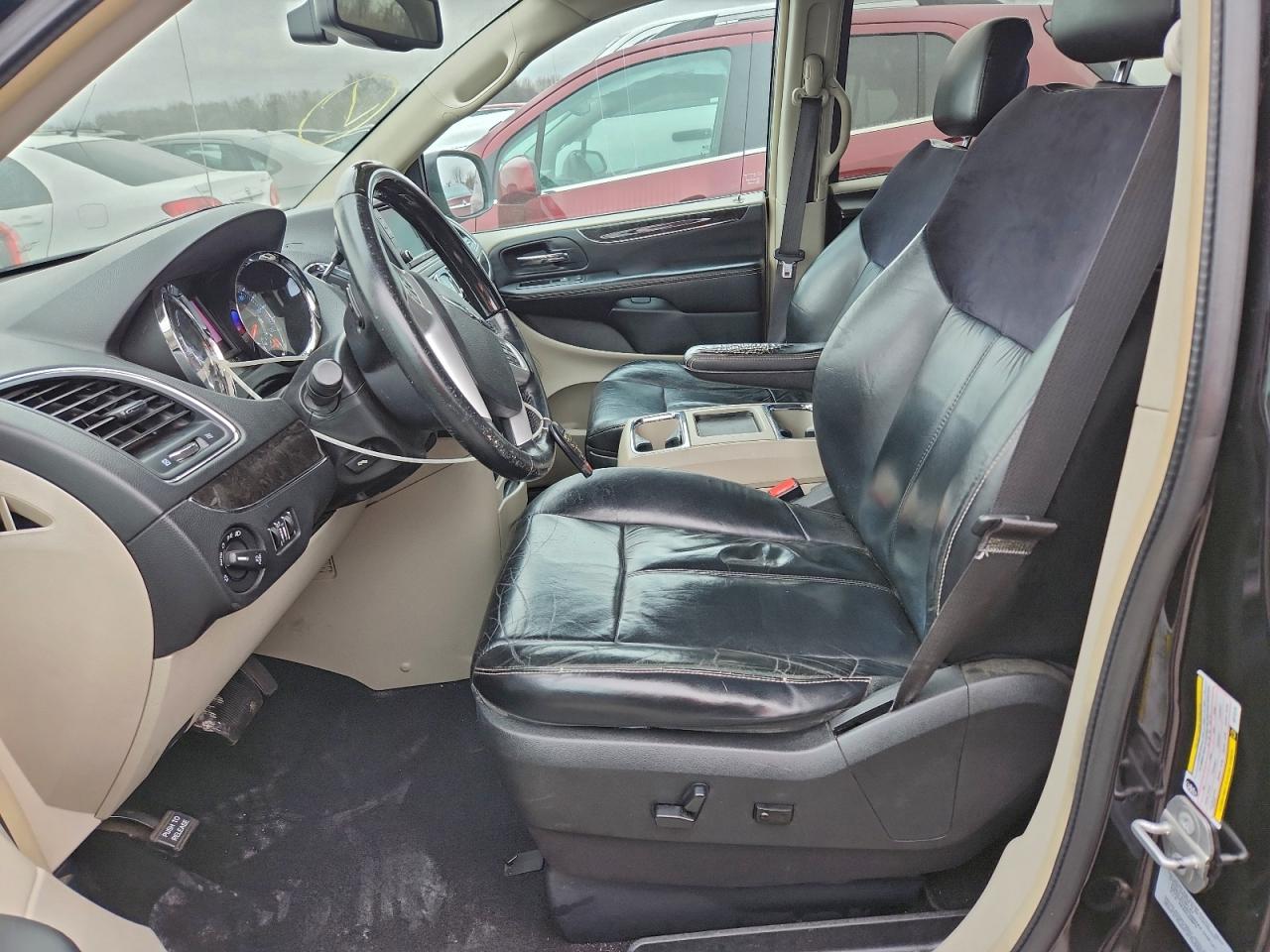 Chrysler Minivan Limited Platinum Image 7