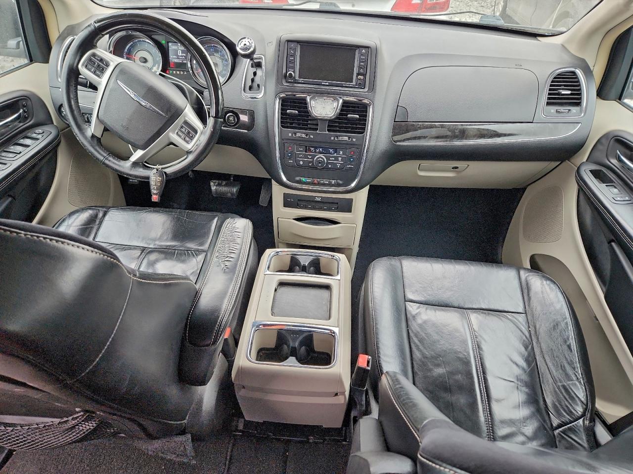 Chrysler Minivan Limited Platinum Image 8