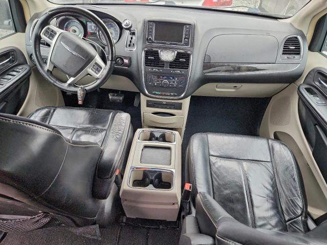 Chrysler Minivan Limited Platinum Image 8