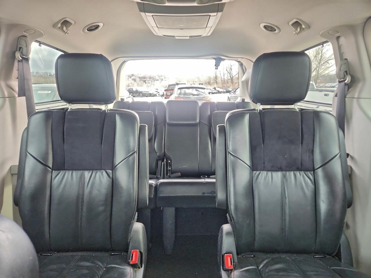 Chrysler Minivan Limited Platinum Image 9