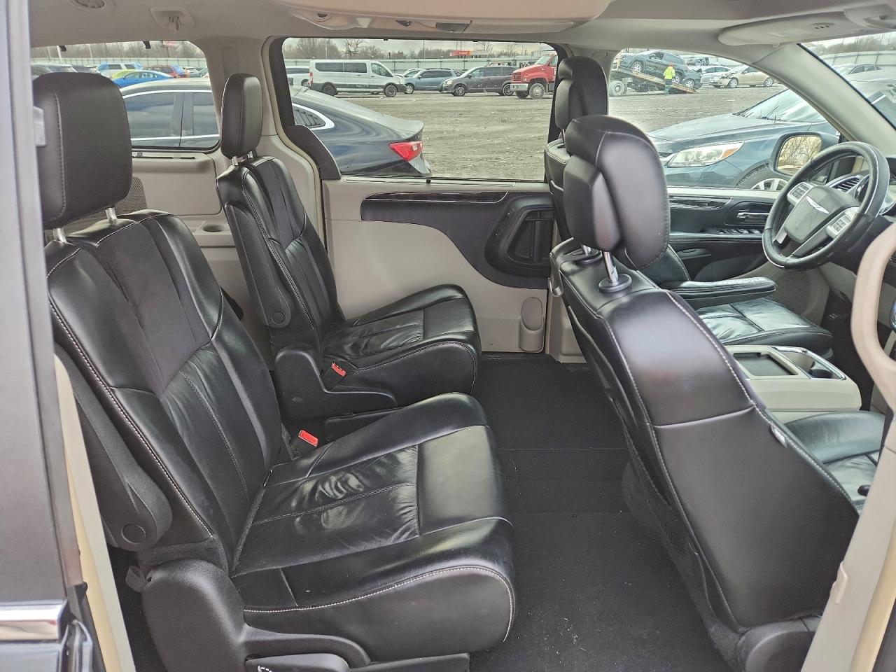 Chrysler Minivan Limited Platinum Image 11