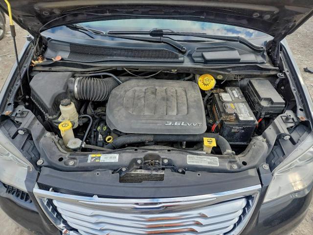 Chrysler Minivan Limited Platinum Image 3