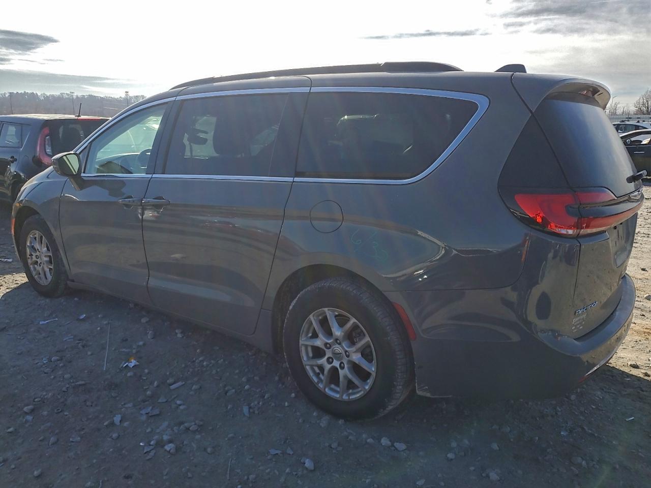Chrysler Pacifica Touring L Image 2