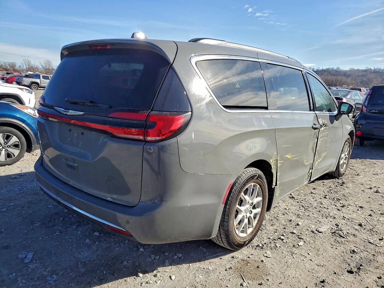 Chrysler Pacifica Touring L Image 3