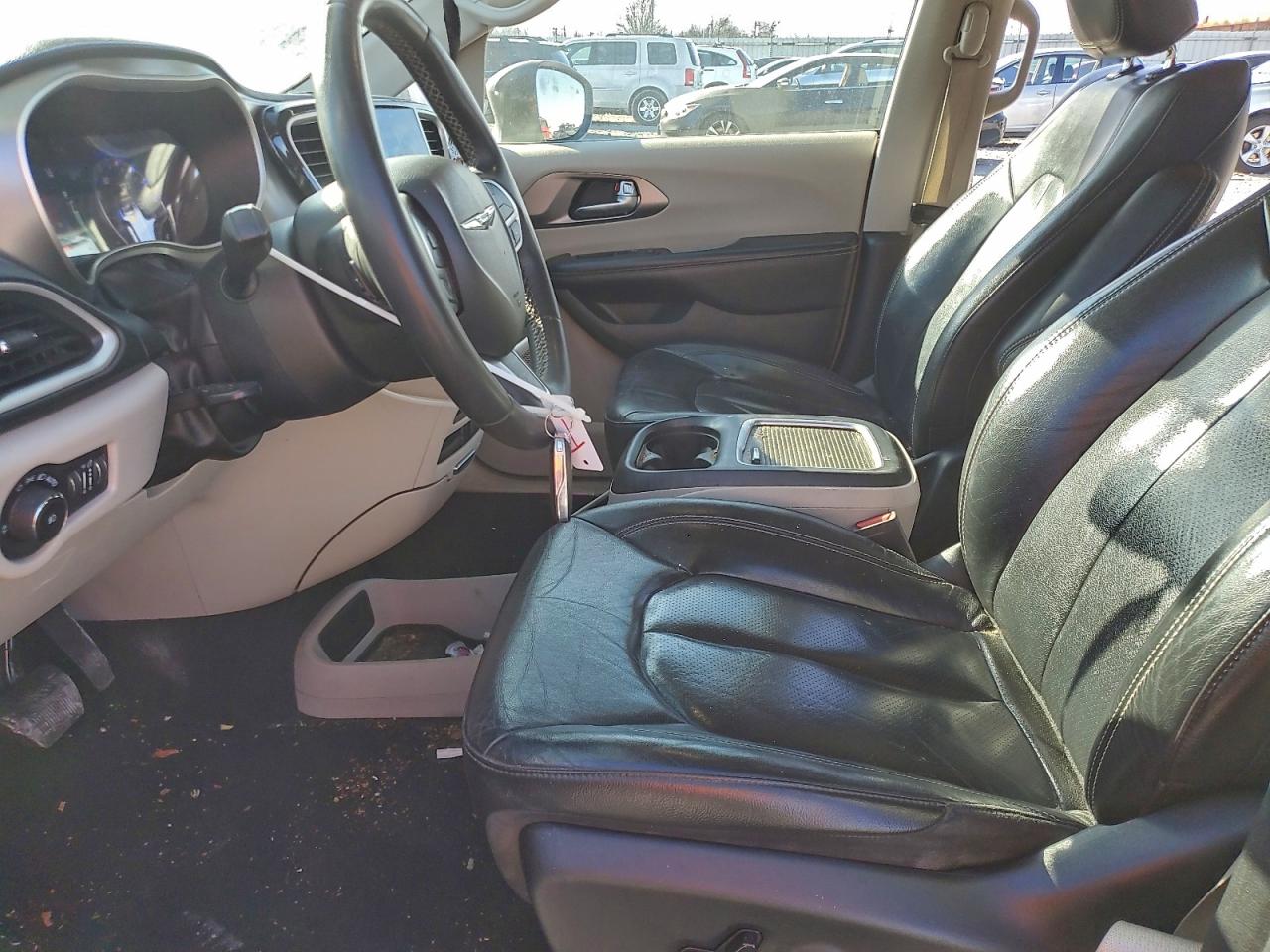 Chrysler Pacifica Touring L Image 7