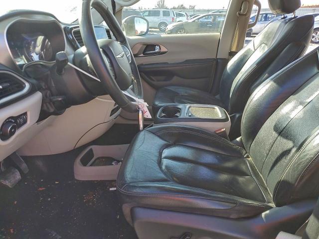 Chrysler Pacifica Touring L Image 7