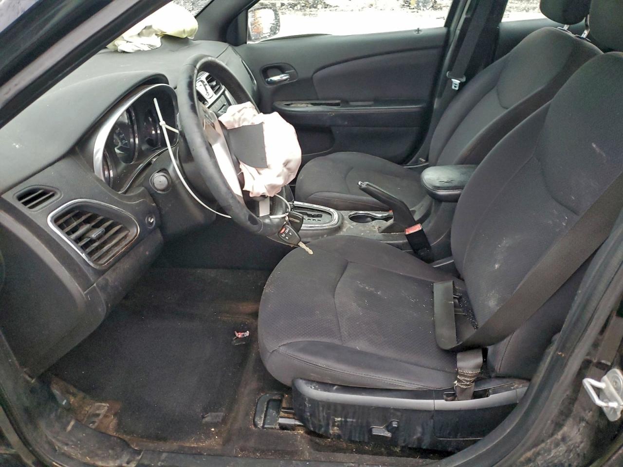 Chrysler 200 Touring Image 6