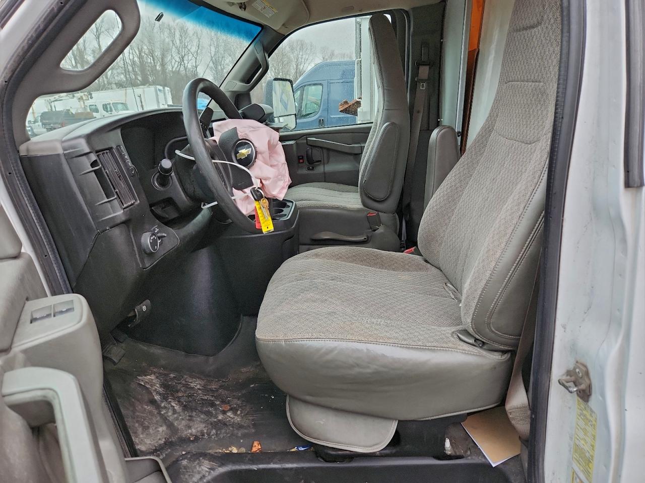 Chevrolet Express Image 10