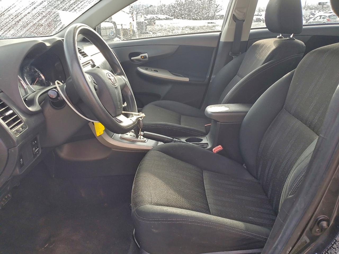 Toyota Corolla Base Image 9