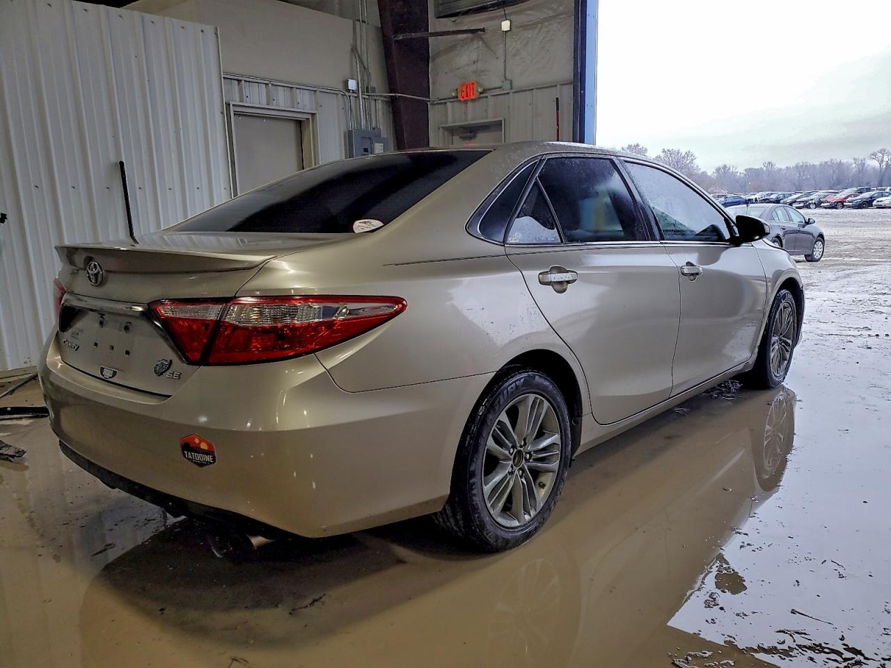 Toyota Camry Le Image 7