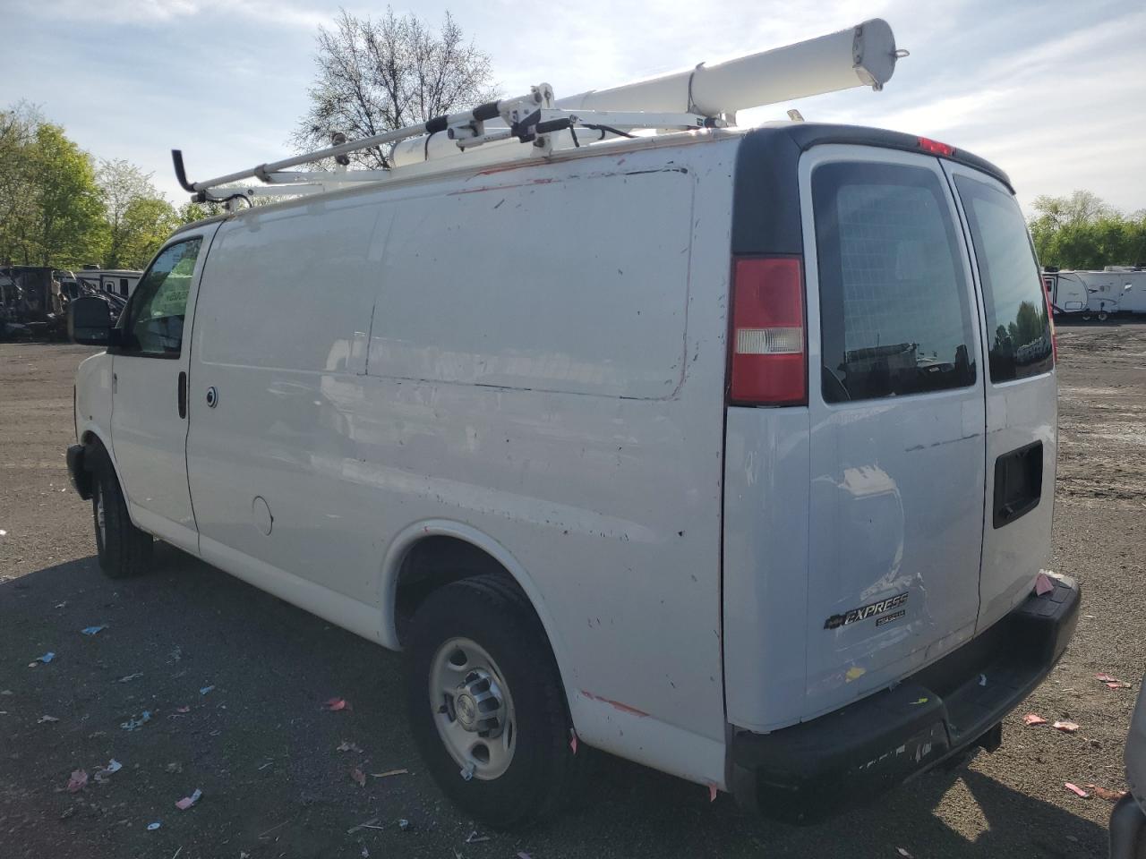 Chevrolet Express Image 2